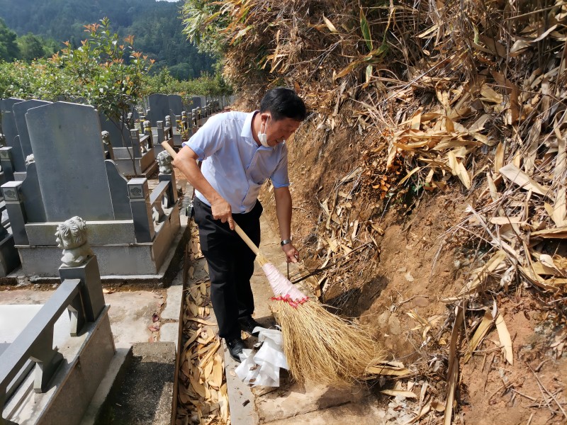 老墓区清扫卫生(1).jpg